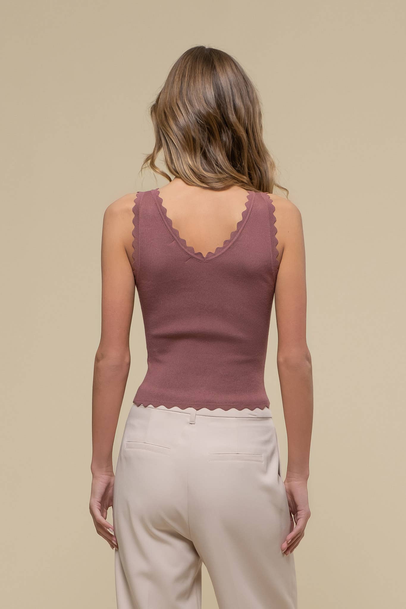 Dani SCALLOP EDGE SLEEVELESS SWEATER KNIT CROP TOP