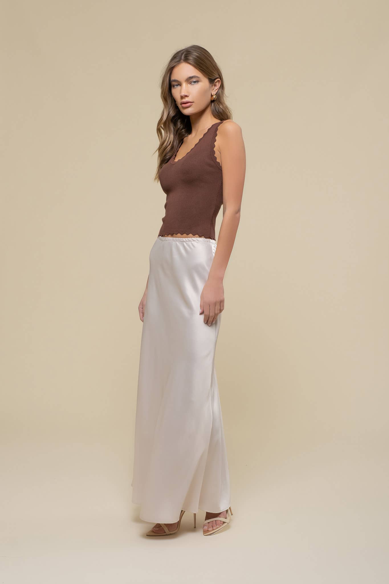 Dani SCALLOP EDGE SLEEVELESS SWEATER KNIT CROP TOP