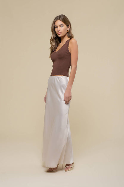 Dani SCALLOP EDGE SLEEVELESS SWEATER KNIT CROP TOP
