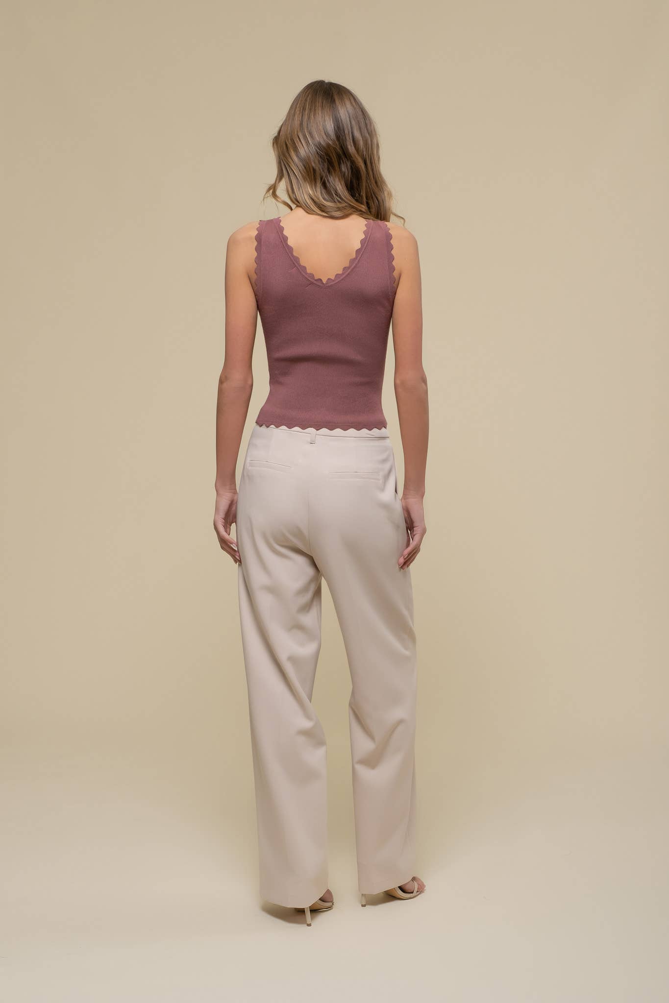 Dani SCALLOP EDGE SLEEVELESS SWEATER KNIT CROP TOP