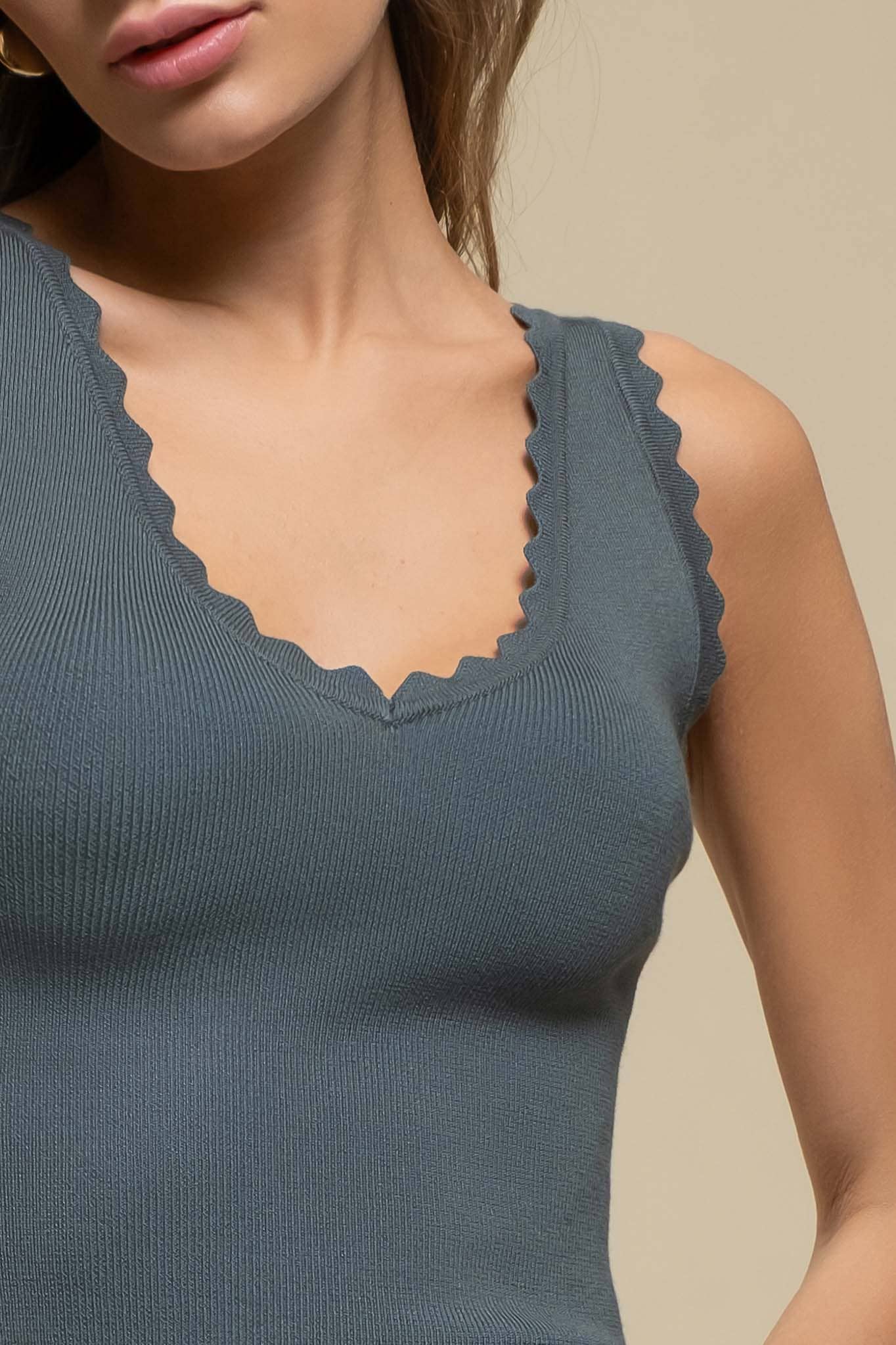 Dani SCALLOP EDGE SLEEVELESS SWEATER KNIT CROP TOP