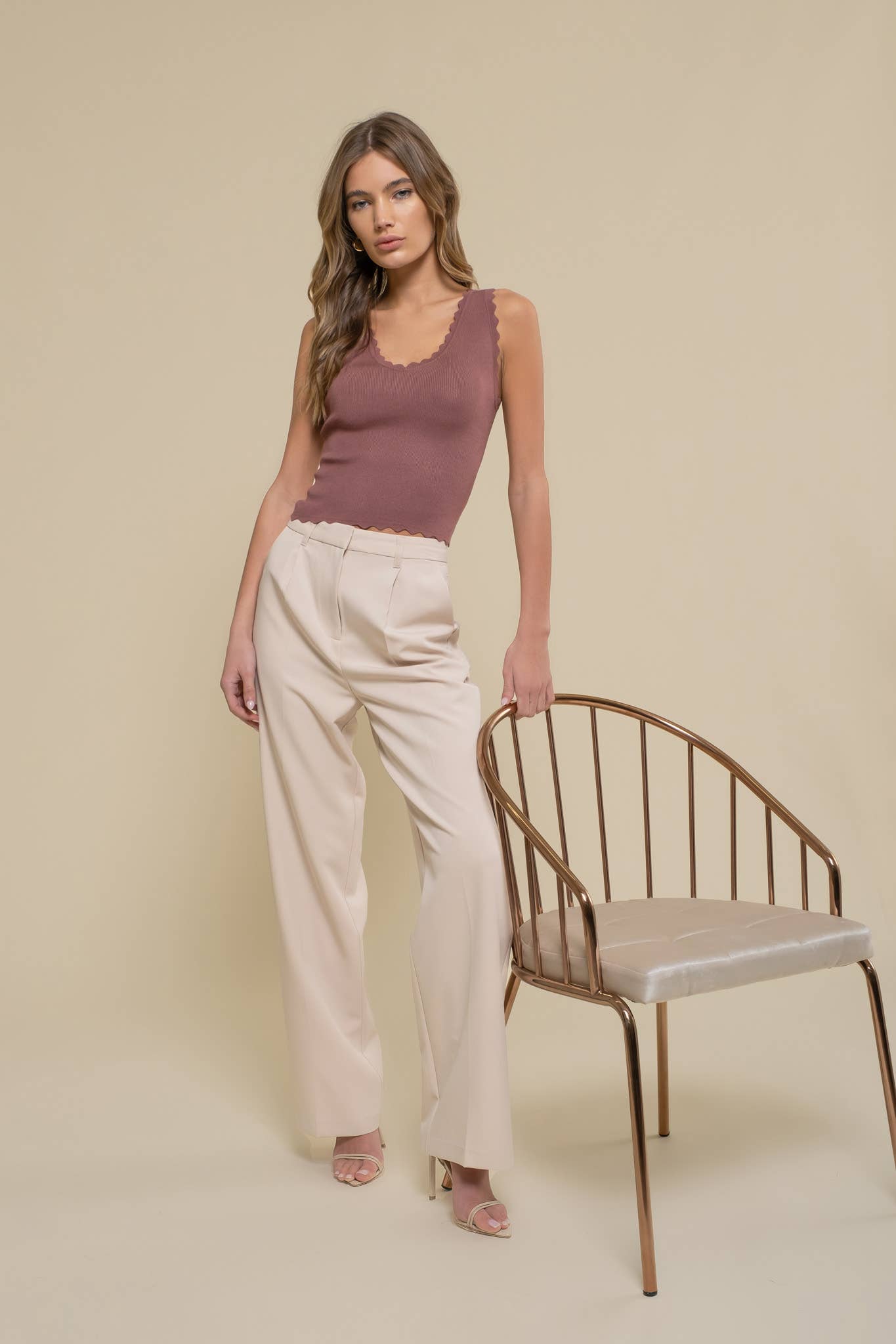 Dani SCALLOP EDGE SLEEVELESS SWEATER KNIT CROP TOP