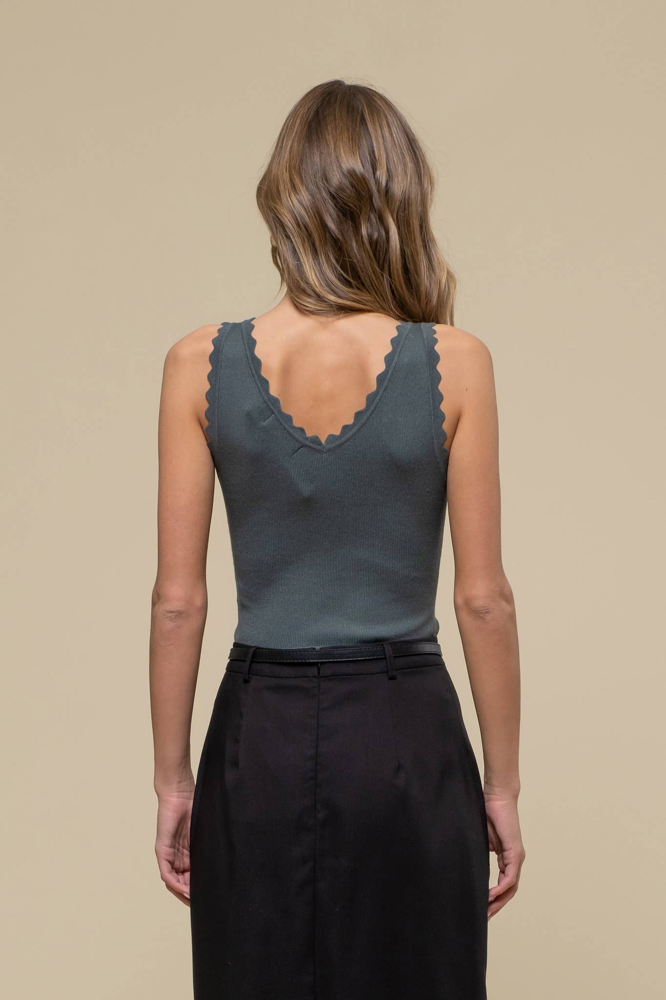 Dani SCALLOP EDGE SLEEVELESS SWEATER KNIT CROP TOP
