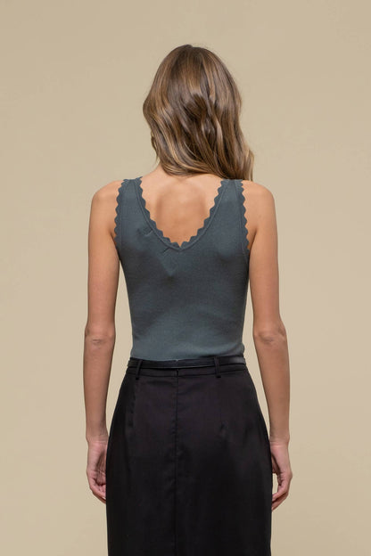 Dani SCALLOP EDGE SLEEVELESS SWEATER KNIT CROP TOP
