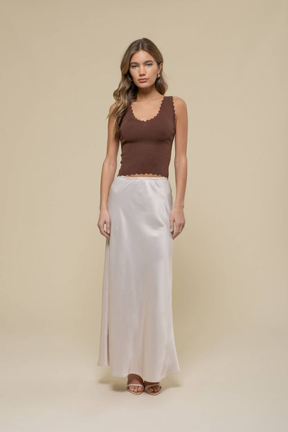Dani SCALLOP EDGE SLEEVELESS SWEATER KNIT CROP TOP