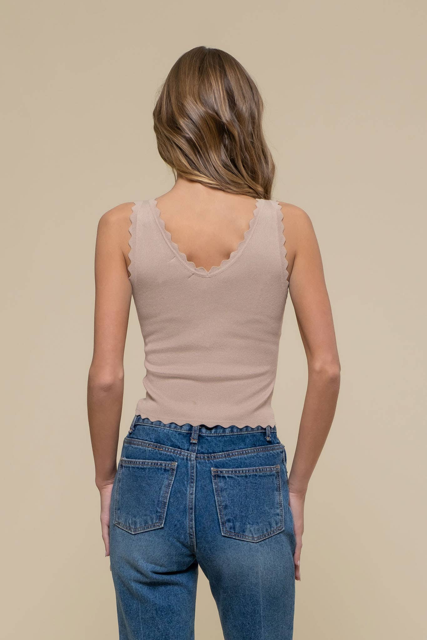Dani SCALLOP EDGE SLEEVELESS SWEATER KNIT CROP TOP