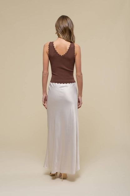 Dani SCALLOP EDGE SLEEVELESS SWEATER KNIT CROP TOP