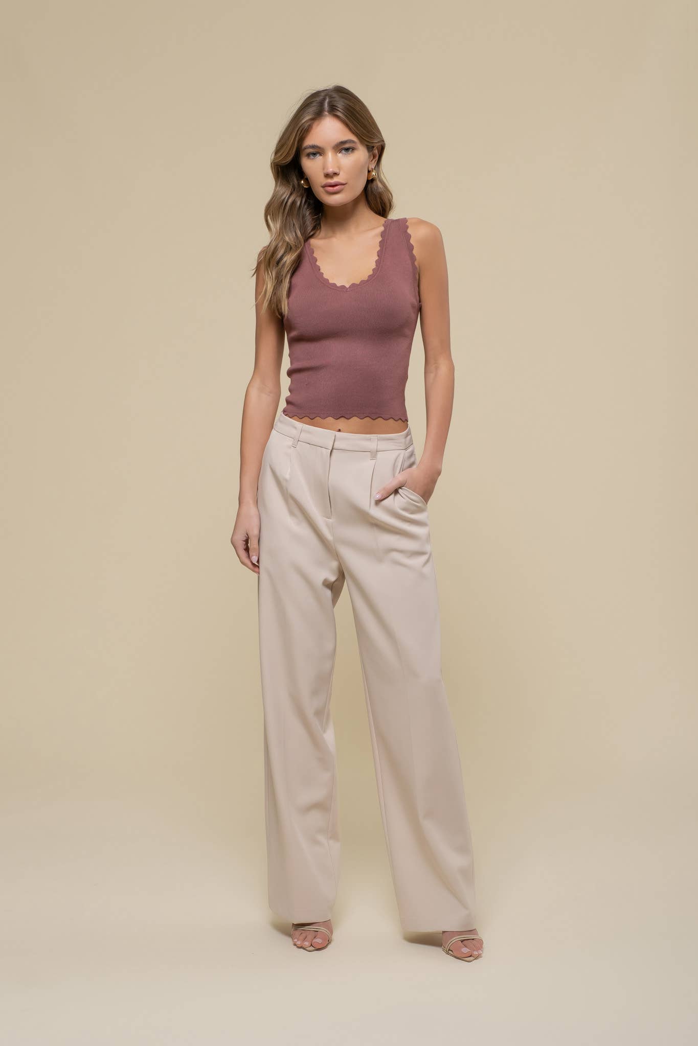Dani SCALLOP EDGE SLEEVELESS SWEATER KNIT CROP TOP