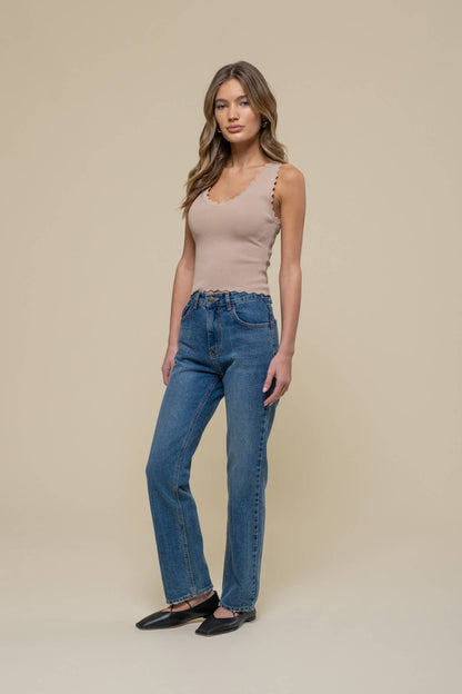 Dani SCALLOP EDGE SLEEVELESS SWEATER KNIT CROP TOP