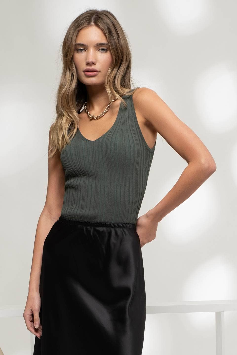 Nora SLEEVELESS V NECK SWEATER KNIT TOP