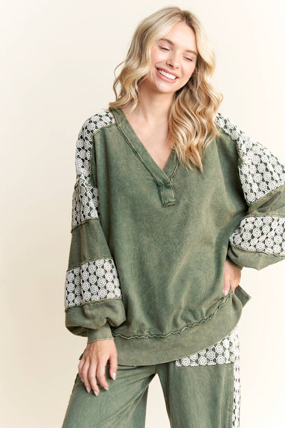 MineralWash Vneck floral detailed terry top HT5950