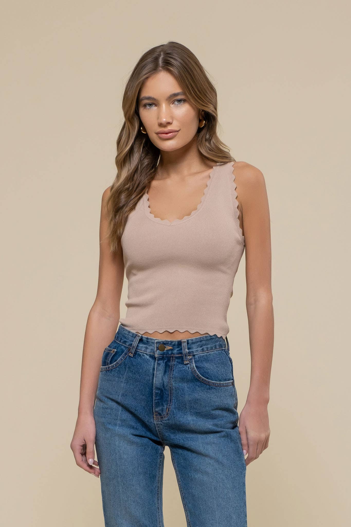 Dani SCALLOP EDGE SLEEVELESS SWEATER KNIT CROP TOP