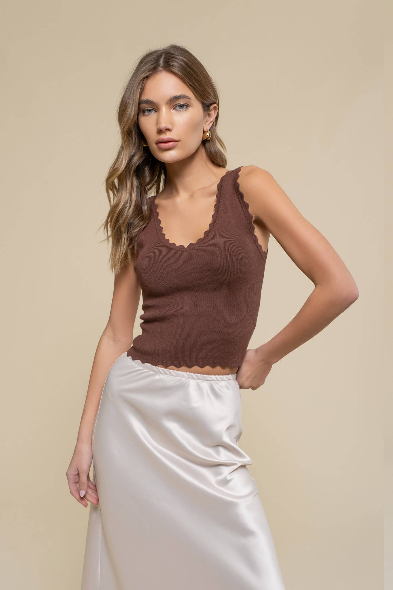 Dani SCALLOP EDGE SLEEVELESS SWEATER KNIT CROP TOP