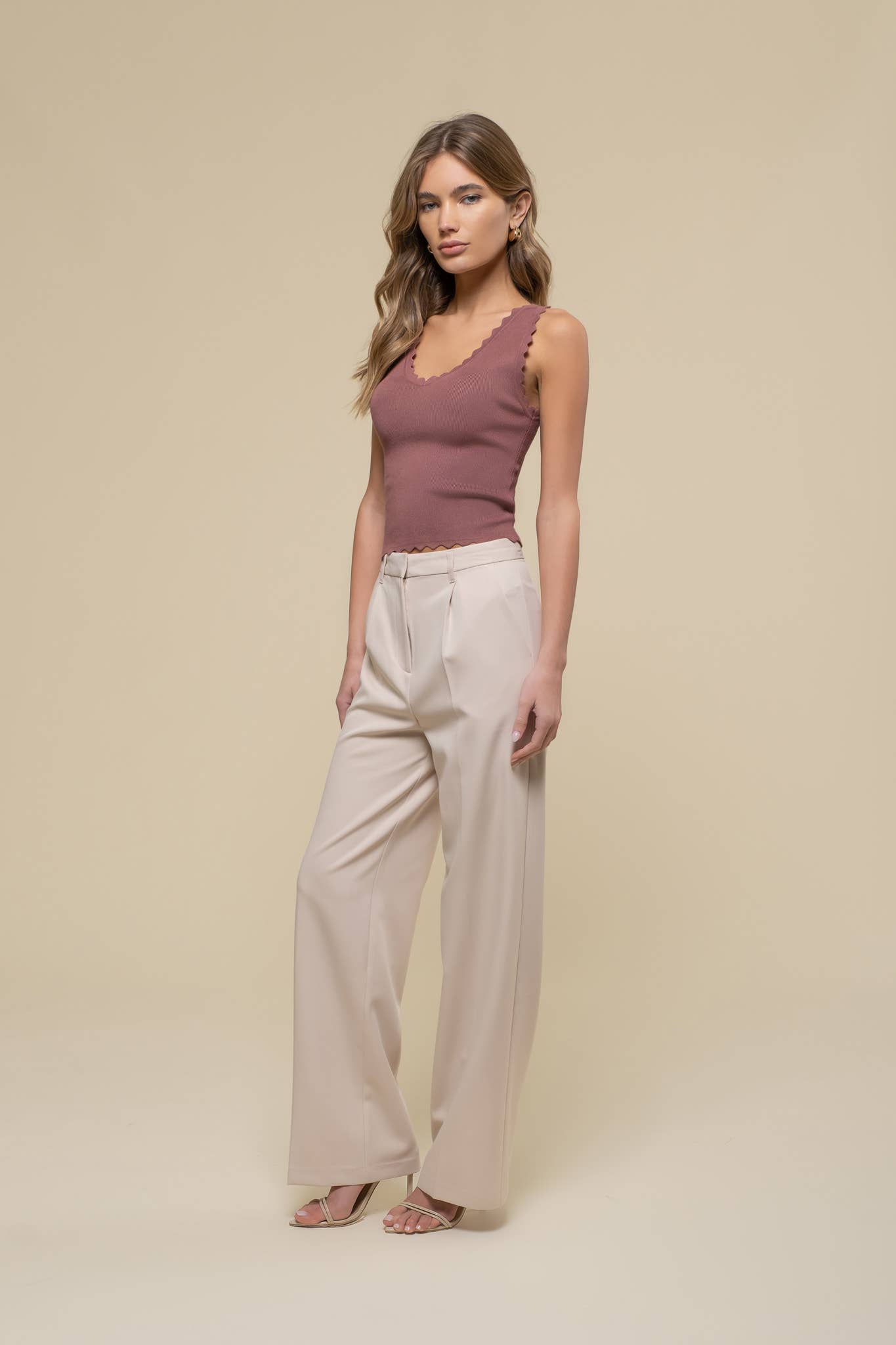 Dani SCALLOP EDGE SLEEVELESS SWEATER KNIT CROP TOP